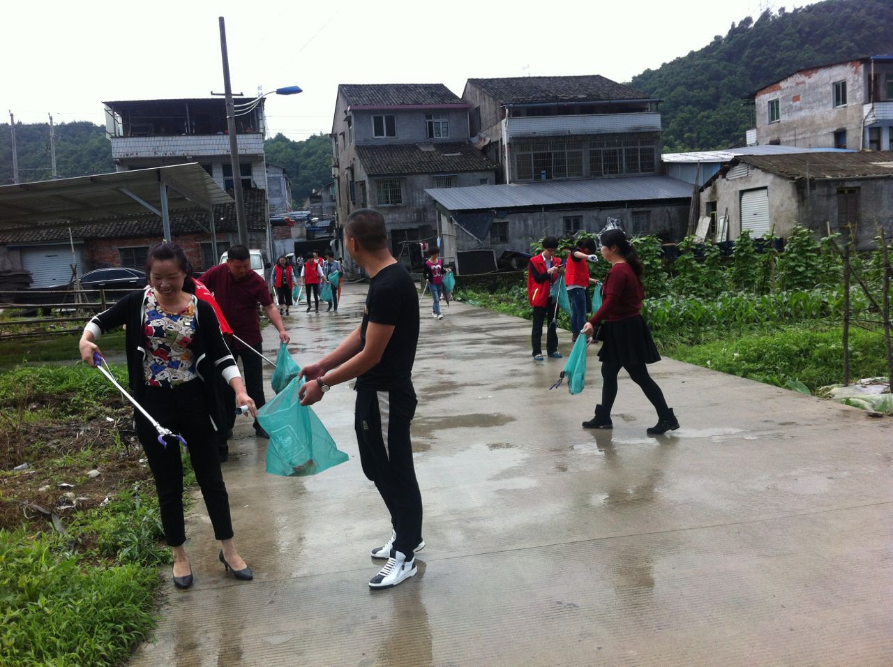 陈村村延续创卫热情,开展卫生清扫活动(图)-卫