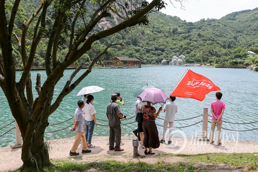 寻访团走进瑶湖景点,朱吉权摄影(点击查看更多瑶溪高清图)