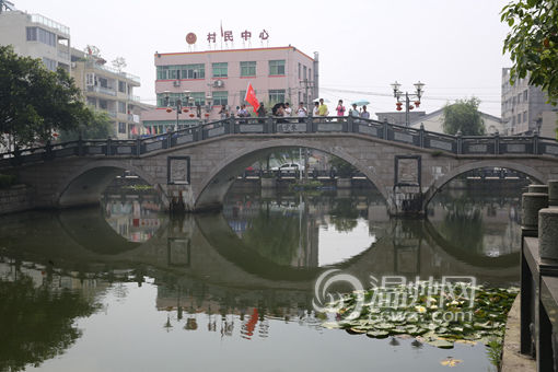 朱宅生态文化公园新建成的拱桥和整治一新的朱宅新河。叶晓东摄影(点击查看更多瑶溪高清图)