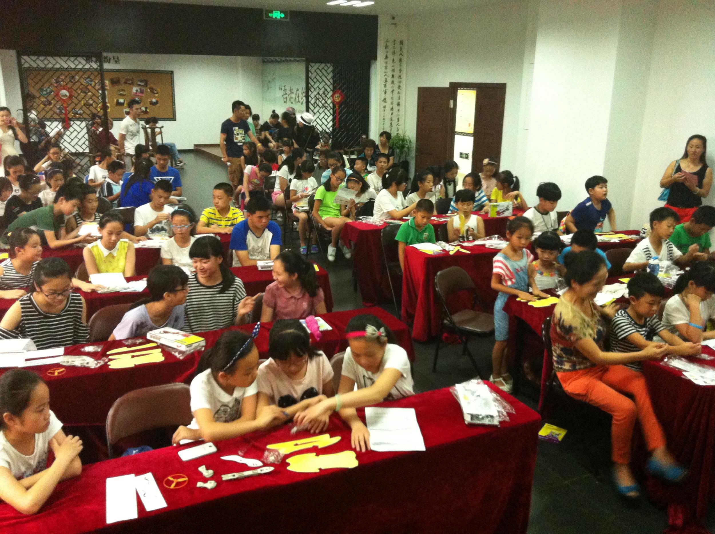 鹿城区开展暑假未成年人航模体验课