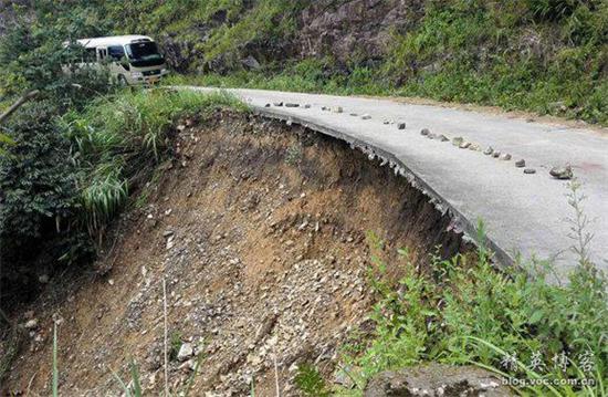 生赶赴苍南贫困山区视察民众受灾和公路交通等