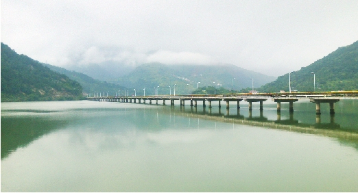 赵山渡水库一泓碧水映青山