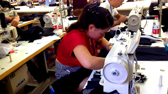 运动会服装缝纫比赛在温州技工学校举行,展示传统的服装手工缝制技巧