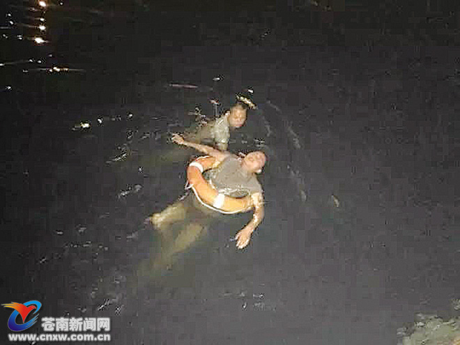 新居民酒后坠河 金乡“最帅”民警深夜跳水救起