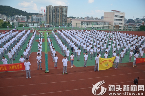 海霞中学全体师生为文明代言为新区添彩.