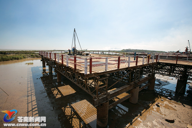 鳌江特大桥建设工地热火朝天