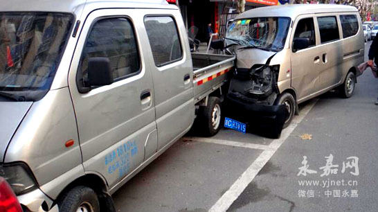 面包车突然失控 殃及路边三辆车 永嘉网