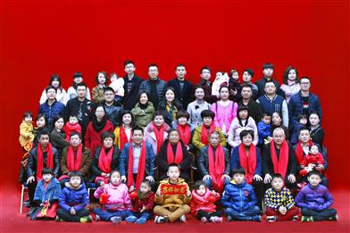 塘下摄影家协会春节期间拍了百多张全家福
