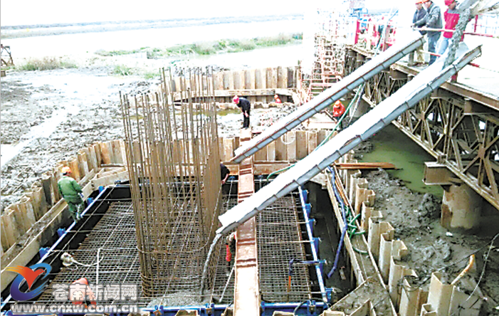 鳌江特大桥首个承台浇筑成功