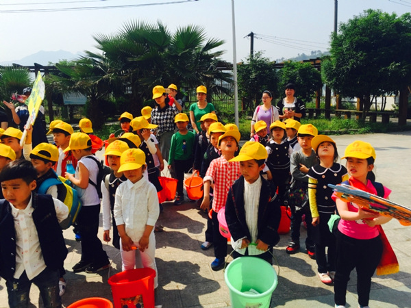 潘桥街道组织小志愿者开展文化站大扫除活动