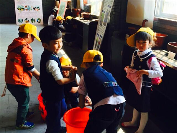 潘桥街道组织小志愿者开展文化站大扫除活动