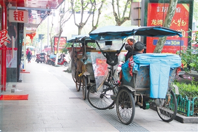 图为街面上三轮车占据人行道