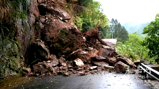 连日频频下雨 公路多处塌方