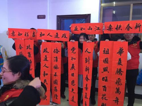 在沙南文化礼堂里,书法家王老师齐挥毫书写了一幅幅寓意深刻的对联,"